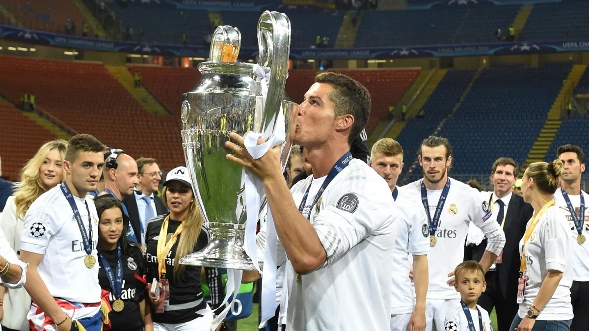 بوسه کریستیانو رونالدو بر جام نقره ای لیگ قهرمانان اروپا