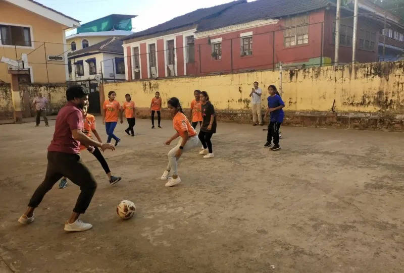 دوراسو با نوجوانان هندی به دنبال آینده‌ای روشن در زمین فوتبال