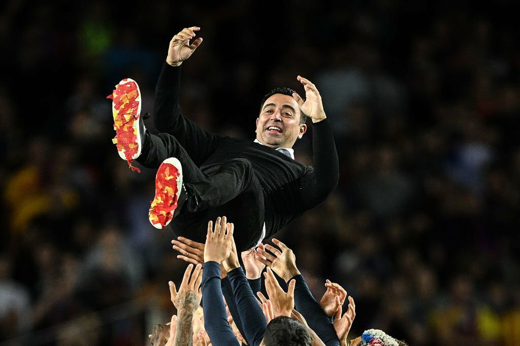 شادی بازیکنان بارسلونا و ژاوی پس از قهرمانی لالیگا 23-2022 مقابل سوسیداد / عکس از داوید راموس