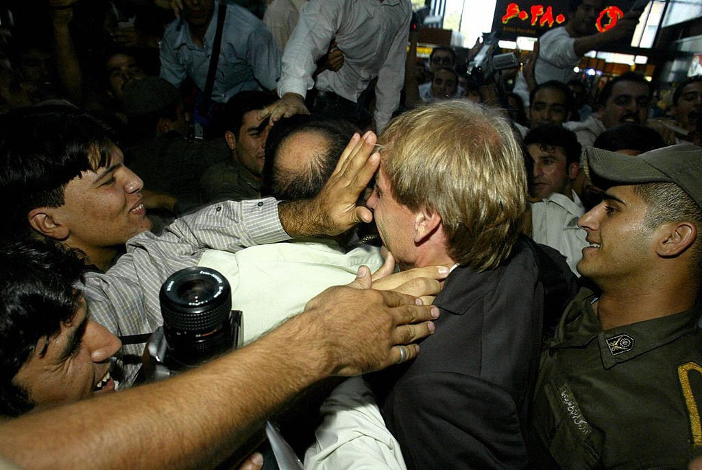 یورگن کلینزمان در فرودگاه مهرآباد تهران