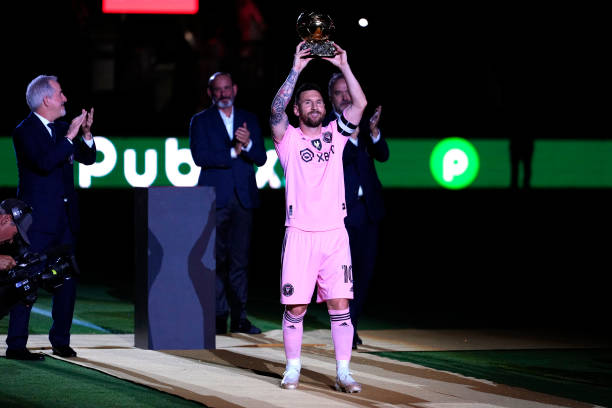 messi presenting his trophy